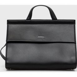 Calvin Klein torebka kolor czarny. Czarne listonoszki Calvin Klein, bez wzorów, z włókna, bez dodatków. W wyprzedaży za 689.99 zł.