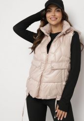 Jasnobeżowa Kamizelka z Odpinanym Kapturem i Ozdobnym Pikowaniem Arreanne. Brązowe kamizelki Born2be, na jesień, l, bez wzorów, z jeansu, eleganckie, bez ramiączek. Za 99.99 zł.