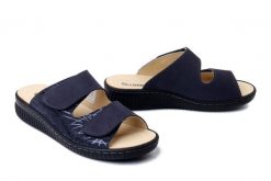 DR. BRINKMANN 700721-05 blau, klapki damskie. Niebieskie klapki Dr. Brinkmann, bez wzorów, ze skóry, bez obcasa, bez zapięcia. Za 246.42 zł.