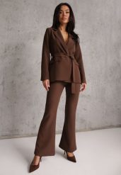 Brązowy Komplet o Garniturowym Kroju z Marynarką z Wiązaniem i Spodniami Falestra. Brązowe marynarki i żakiety Renee, m, bez wzorów, casualowe, bez ramiączek. Za 229.99 zł.