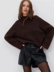 Sweter z golfem z domieszką wełny - brązowy. Brązowe swetry Reserved, l, bez wzorów, z dzianiny, bez ramiączek. W wyprzedaży za 119.99 zł.