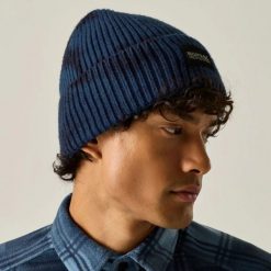 Czapka Connora Fisherman z drukiem unisex. Niebieskie czapki zimowe Regatta, bez wzorów, z dzianiny, klasyczne. Za 119.99 zł.