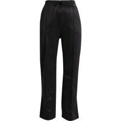 Tiger of Sweden Jeans HUSTLE Spodnie treningowe black. Spodnie dresowe marki Tiger of Sweden Jeans. W wyprzedaży za 344.25 zł.