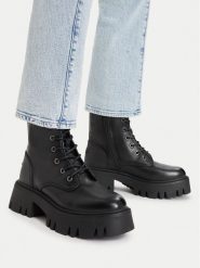 Guess Jeans Trapery CEO-HY25836-1 Czarny. Czarne traperki Guess Jeans, z aplikacjami, z jeansu, bez obcasa, bez zapięcia. Za 299.99 zł.