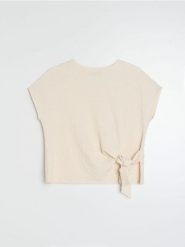 Bluzka z ozdobnym wiązaniem - kremowy. Białe bluzki Sinsay, l, bez wzorów, bez kołnierzyka, bez ramiączek. Za 29.99 zł.