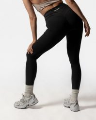 Damskie legginsy modelujące z wysokim stanem na fitness – czarny. Czarne legginsy AESTHETIC WOLF, bez wzorów, z dzianiny, długie. Za 269.99 zł.