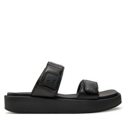 Klapki HUGO. Czarne klapki Hugo, bez wzorów, bez obcasa, bez zapięcia. Za 499.99 zł.