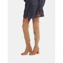 Kozaki Nine West. Brązowe kozaki Nine West, bez wzorów, bez obcasa, na słupku, bez zapięcia. Za 329.99 zł.