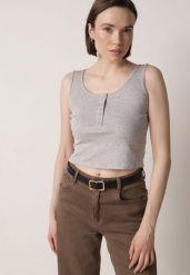 Szary Prążkowany Top na Szerokich Ramiączkach z Bawełny Zdobiony Guzikami Bernella. Szare topy Born2be, m, z aplikacjami, z bawełny, eleganckie, bez kołnierzyka, bez ramiączek. Za 39.99 zł.
