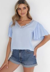 Niebieska Bluzka Aedadia. Niebieskie bluzki Born2be, m, z aplikacjami, z koronki, eleganckie, bez kołnierzyka, bez ramiączek. Za 79.99 zł.