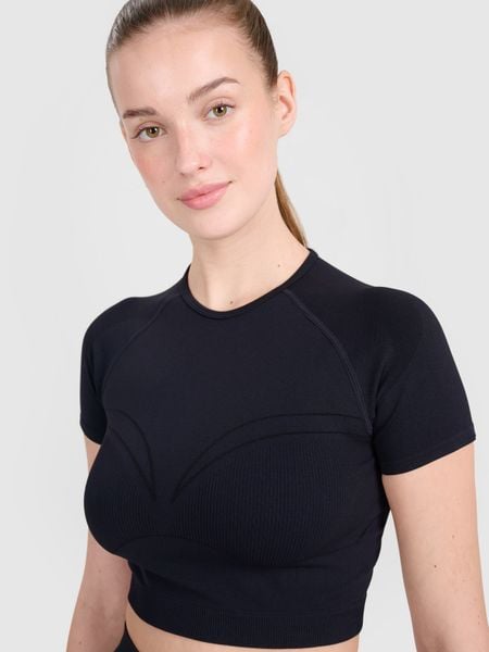 4F Crop-top treningowy slim bezszwowy damski - czarny M/L. Czarne topy sportowe 4f, l, bez wzorów, z dzianiny, do biegania. W wyprzedaży za 39.99 zł.