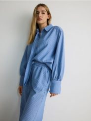 Koszula oversize w piżamowym stylu - niebieski. Niebieskie koszule Reserved, l, bez wzorów, z bawełny, bez kołnierzyka, bez ramiączek. W wyprzedaży za 59.99 zł.