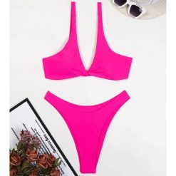 Bikini z trójkątnym topem na plażę i basen Muire. Czerwone bikini Intica, bez wzorów, z materiału, klasyczne. W wyprzedaży za 139.00 zł.