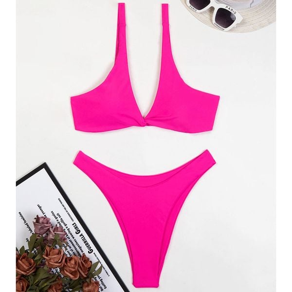 Bikini z trójkątnym topem na plażę i basen Muire. Czerwone bikini Intica, bez wzorów, z materiału, klasyczne. W wyprzedaży za 139.00 zł.