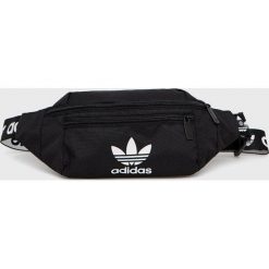 Adidas Originals nerka kolor czarny. Czarne nerki i saszetki adidas Originals, bez wzorów, z materiału, bez dodatków. W wyprzedaży za 104.99 zł.