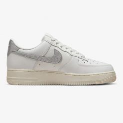 Buty sportowe damskie Nike W AIR FORCE 1 '07 ESS TRND. Białe buty sportowe lifestyle Nike, bez wzorów, bez zapięcia, trekkingowe. Za 599.99 zł.