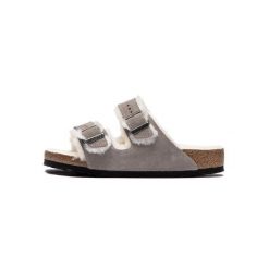 Klapki damskie Birkenstock Arizona Shearling. Klapki Birkenstock, bez wzorów, z materiału, bez obcasa, bez zapięcia. Za 590.10 zł.