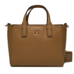 Torebka Tommy Hilfiger. Brązowe torebki klasyczne Tommy Hilfiger, bez wzorów, klasyczne, bez dodatków. Za 389.99 zł.