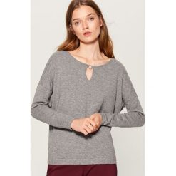 Sweter z biżuteryjnym detalem - Szary. Swetry marki INESIS. W wyprzedaży za 49.99 zł.