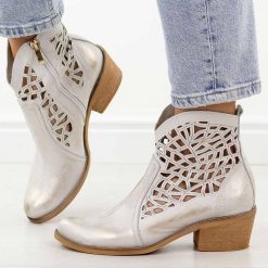 Złote skórzane Polskie botki damskie, kowbojki ażurowe na obcasie Deoni Ko-07B. Żółte botki Deoni, w ażurowe wzory, z jeansu, boho, bez obcasa, na obcasie, bez zapięcia. Za 539.00 zł.