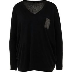Steffen Schraut BISHAMONDO PARK Sweter black. Niebieskie swetry marki comma casual identity, z materiału, casualowe. Za 959.00 zł.
