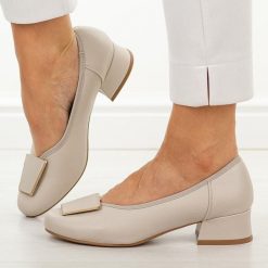 Białe czółenka damskie na obcasie M.Daszyński Sa279-1. Białe czółenka M.Daszyński, na lato, z aplikacjami, ze skóry, casualowe, z okrągłym noskiem, bez obcasa, na obcasie, bez zapięcia. W wyprzedaży za 179.10 zł.