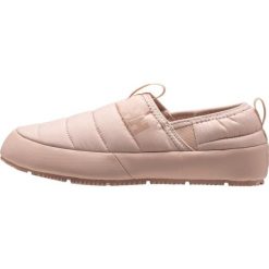 Damskie buty trekkingowe Helly Hansen Cabin Loafer. Czerwone trekkingi Helly Hansen, bez wzorów, z materiału, bez zapięcia, primaloft. Za 326.00 zł.