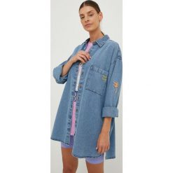 Billabong koszula jeansowa damska relaxed z kołnierzykiem klasycznym. Niebieskie koszule Billabong, s, bez wzorów, z bawełny, klasyczne, bez kołnierzyka, bez ramiączek. W wyprzedaży za 359.99 zł.