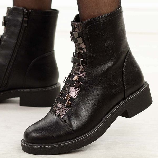 Czarne płaskie botki damskie M.Daszyński Sa252-16. Czarne botki M.Daszyński, bez wzorów, ze skóry, biznesowe, bez obcasa, na obcasie, bez zapięcia. Za 229.00 zł.