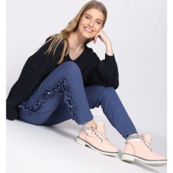 Niebieskie Spodnie Dresowe Loosen. Niebieskie spodnie dresowe Born2be, bez wzorów, z dresówki, długie. Za 74.99 zł.