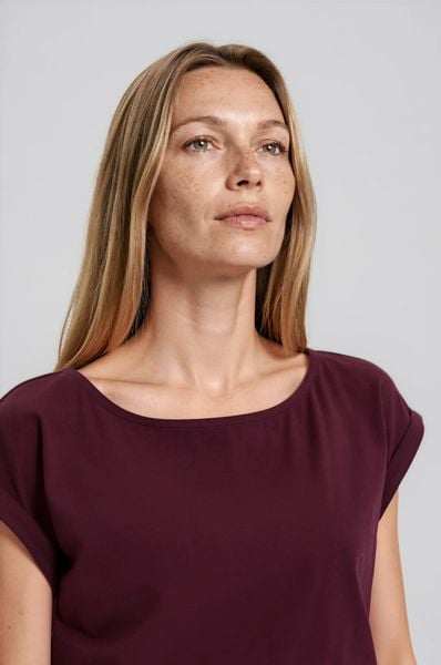 Gładki t-shirt burgundowy. Czerwone t-shirty MOODO, m, bez wzorów, z bawełny, bez kołnierzyka, bez ramiączek. Za 39.99 zł.