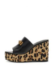 Guess Klapki FLJE3V ELE04 Czarny. Czarne klapki Guess, z aplikacjami, ze skóry, bez obcasa, bez zapięcia. Za 549.99 zł.