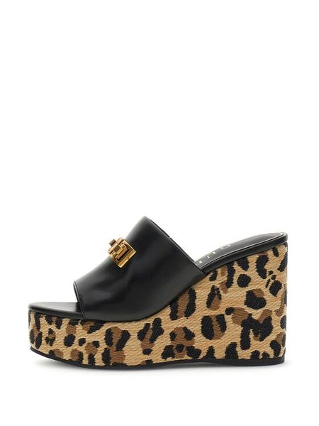 Guess Klapki FLJE3V ELE04 Czarny. Czarne klapki Guess, z aplikacjami, ze skóry, bez obcasa, bez zapięcia. Za 399.99 zł.