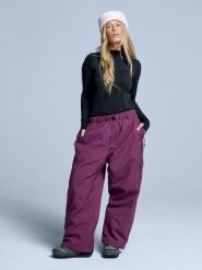 Spodnie narciarskie - Unisex - Luźny krój - Park - Bordeaux. Czerwone spodnie narciarskie POEDERBAAS, bez wzorów, z materiału, narciarskie. Za 698.52 zł.