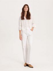 Bluzka z wiskozy - złamana biel. Bluzki Reserved, l, bez wzorów, z tkaniny, bez kołnierzyka, bez ramiączek. W wyprzedaży za 39.99 zł.