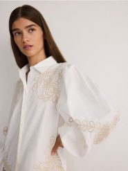 Koszula z haftem - biały. Białe koszule Reserved, l, bez wzorów, z bawełny, bez kołnierzyka, bez ramiączek. W wyprzedaży za 119.99 zł.