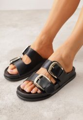 Czarne Klapki z Metalicznymi Klamrami Aetheta. Czarne klapki Renee, bez wzorów, bez obcasa, na płaskiej podeszwie, bez zapięcia. Za 79.99 zł.