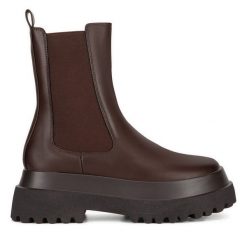 Sztyblety DeeZee. Brązowe botki DeeZee, bez wzorów, bez obcasa, na płaskiej podeszwie, bez zapięcia. Za 139.99 zł.