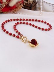 L'Atelier de Gaia Pozłacany naszyjnik z elementami ozdobnymi - dł. 50 cm rozmiar: onesize. Czerwone naszyjniki L'Atelier de Gaia, z materiału, z koralem, pozłacane. Za 65.99 zł.