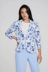 Marynarka w kwiaty błękitna. Niebieskie marynarki i żakiety MOODO, bez wzorów, z elastanu, bez ramiączek. Za 199.99 zł.