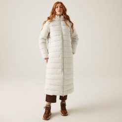 Płaszcz turystyczny damski zimowy ocieplany Elender Regatta. Szare płaszcze Regatta, na zimę, bez wzorów, sportowe, z kapturem. W wyprzedaży za 384.75 zł.