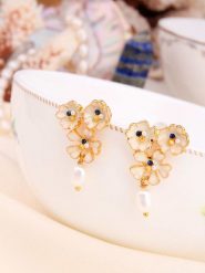 L'Atelier de Gaia Pozłacane kolczyki-wkrętki z perłami i cyrkoniami rozmiar: onesize. Białe kolczyki L'Atelier de Gaia, z cyrkonią, pozłacane. Za 56.99 zł.