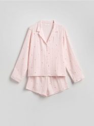 Dwuczęściowa piżama w serca - pastelowy róż. Czerwone piżamy Reserved, l, bez wzorów, z bawełny, bez kołnierzyka, bez ramiączek. Za 139.99 zł.