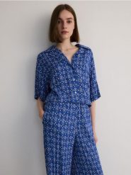 Wzorzysta koszula z wiskozy - jasnoniebieski. Niebieskie koszule Reserved, l, bez wzorów, z wiskozy, bez kołnierzyka, bez ramiączek. W wyprzedaży za 25.99 zł.