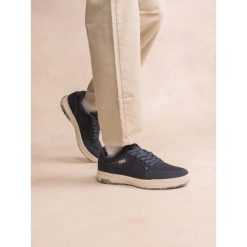Lekkie trampki z recyklingowanej tkaniny TBS. Niebieskie trampki TBS, bez wzorów, z tkaniny, bez zapięcia. Za 382.00 zł.