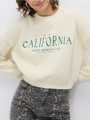 Bluza oversize z nadrukiem - kremowy. Białe bluzy Reserved, l, bez wzorów, z bawełny, bez ramiączek, bez kaptura. W wyprzedaży za 49.99 zł.