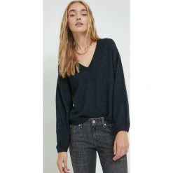 JDY sweter damski kolor granatowy lekki. Niebieskie swetry JDY, l, bez wzorów, bez ramiączek. W wyprzedaży za 87.99 zł.
