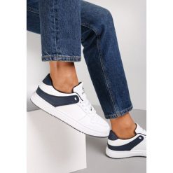 Biało-Granatowe Sneakersy Halse. Białe buty sportowe lifestyle Renee, bez wzorów, z materiału, sportowe, z okrągłym noskiem, bez zapięcia. W wyprzedaży za 103.99 zł.
