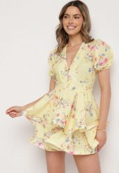 Żółta Bawełniana Sukienka w Kwiaty o Rozkloszowanym Kroju z Falbankami Norittia. Żółte sukienki Born2be, na co dzień, m, bez wzorów, z bawełny, eleganckie, bez kołnierzyka, bez ramiączek, mini, rozkloszowane. W wyprzedaży za 144.49 zł.