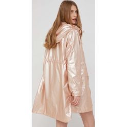 Answear Lab parka damska kolor różowy przejściowa. Czerwone płaszcze Answear Lab, l, bez wzorów, z tkaniny, bez kaptura. Za 299.99 zł.